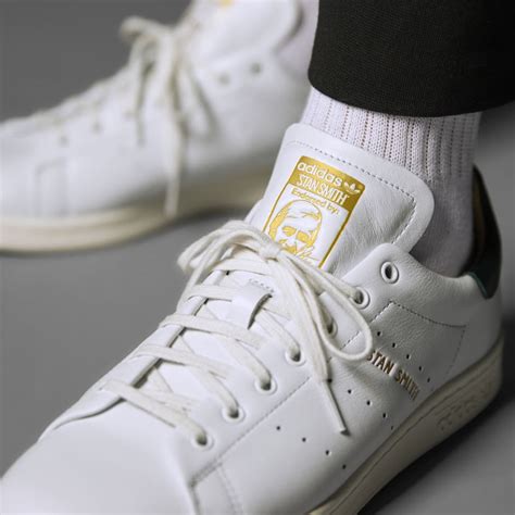 witte adidas stan smth sneaker met gaatjes